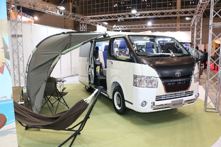 「トヨタ・ハイエース リラクベース」。エンジンは2リッターガソリンと2.8リッターディーゼルから、駆動方式はFRと4WDから選べる。車両価格は333万8280円から。