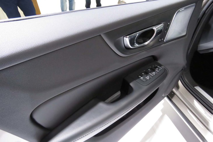 ボルボV60 T6 AWDインスクリプション（ドアのインナーパネル）