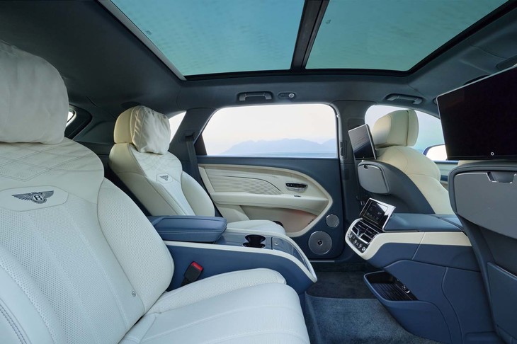 ホイールベースの延長分はキャビン後方のスペース拡大に充てられており、これに合わせてリアドアの前後長も延長されている。