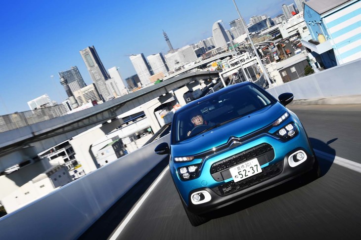 運転支援システムも充実している。最新の「C3」は全車アクティブセーフティーブレーキやレーンデパーチャーウオーニングなどを装備。「シャイン」にはブラインドスポットモニターとバックカメラ、フロントソナーも与えられる。