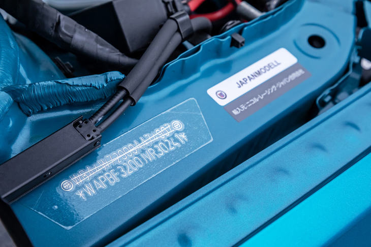 エンジンルームにあるシャシーナンバーは、ベース車両から、アルピナ固有のシャシーナンバーに書き換えられている。アルピナが、ドイツで自動車メーカーとして認められている証しでもある。