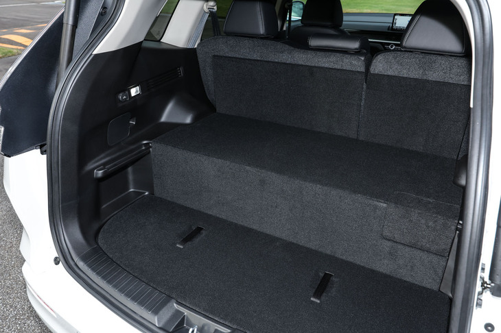 水素タンクが搭載されるため荷室はこのような階段状になっている。