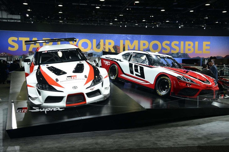 会場に展示された、新型「スープラ」のレーシングコンセプト（写真左）とNASCAR仕様車（同右）。
