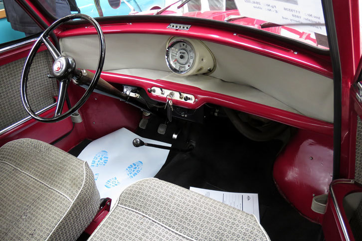 シンプル極まりない「モーリス・ミニ マイナー」のインテリア。現代の「MINI」にも、こうした清貧の精神あふれる仕様があったら面白いと思うのは、私だけ？
