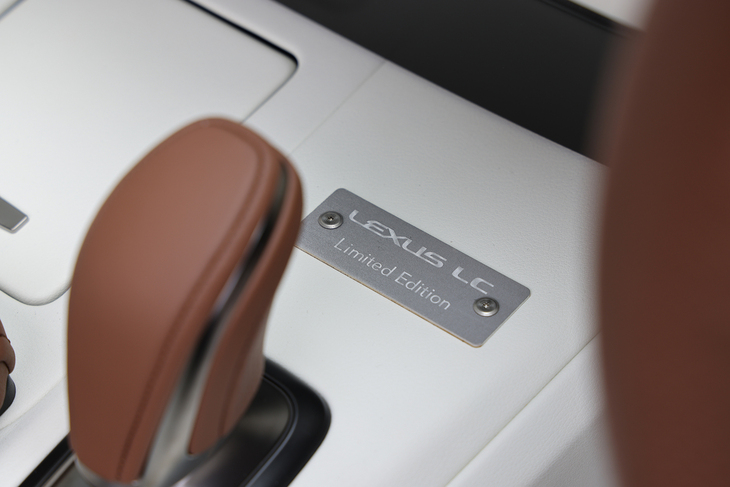 シフトセレクターの前方には「LEXUS LC Limited Edition」のプレートが貼られる。