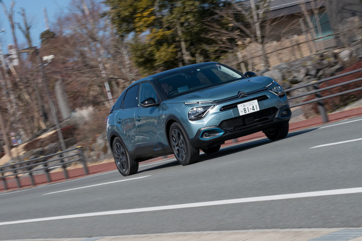 サスペンションには他の最新のシトロエン車と同じく、バンプストップラバーのかわりにセカンダリーダンパーを使った「PHC（プログレッシブハイドローリッククッション）」が装備される。