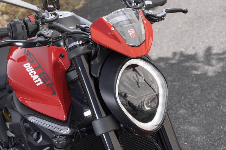 新開発のフルLEDヘッドランプは、リング状に光るデイタイムランニングライトが特徴的、カラーリングはレッド、グレー、ブラックの3種類が用意される。