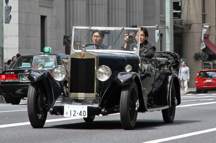 1928年「リー・フランシスPタイプ 12/40」。リー・フランシスは1904年から60年まで存在した英国のメーカー。今回のエントリー車両で最古のモデルだが、なんとオーナーは20代の青年で、もちろん参加者中最年少！