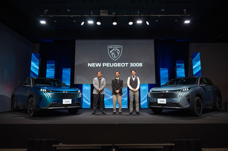 「プジョー3008」の発表イベントで登壇したステランティス ジャパン代表取締役社長の成田 仁氏（写真左）と、プジョー電動パワートレインシステムデザインエキスパートのリドゥアン・ハバーニ氏（写真中央）、そしてプジョーブランド統括の小川準平氏（写真右）。