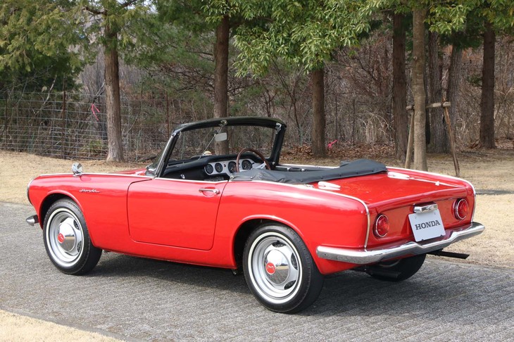 すっきりしているが、実に美しいスタイルを持つ。トランクスペースは意外と広く、床下にはスペアタイヤを収納可能。このスペース確保のために、四輪車では珍しいチェーンアクスルを採用した独立懸架リアサスペンションを備えていた。