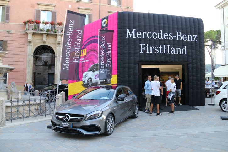 今回のイベントにおいてブースが一番立派だったのは、エアーコンプレッサーを使った仮設テントを置いたメルセデス・ベンツ販売店。なお、FirstHandとは認定中古車のこと。