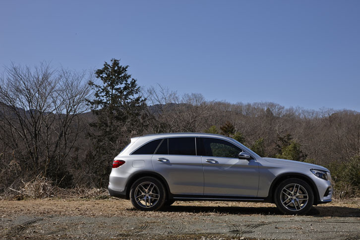 「Cクラスセダン」の先進性を踏襲したとされるSUVの「GLC」。Cクラスと比べた場合、全長がわずかに短くなるものの、幅はおよそ8cm拡大。全高は20cmほど高くなる。