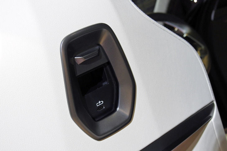 BMW i7 M70 xDrive（USBポート）