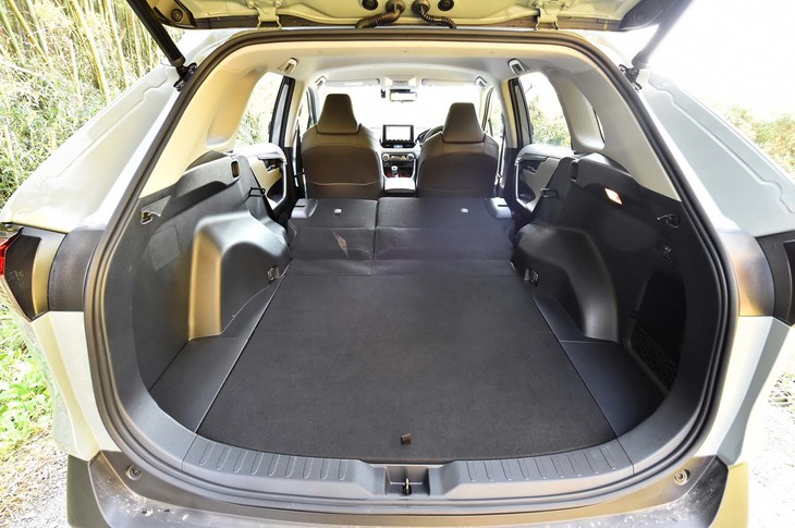 後席の背もたれを倒し、荷室を最大化した状態。5人乗車時で1015mmの奥行きは、1880mmに延長できる。