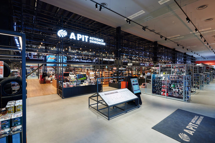 ①まずはアクセスとレイアウトから
特筆すべきはアクセスのよさ。首都高速の臨海副都心出口、台場出口、有明出口からそれぞれ約5分なのだ。店舗レイアウトは1Fがピットとサービスフロント、2Fがカー用品とカフェ、書店など、3Fがオーディオ等の専門的な商品と実にわかりやすい。