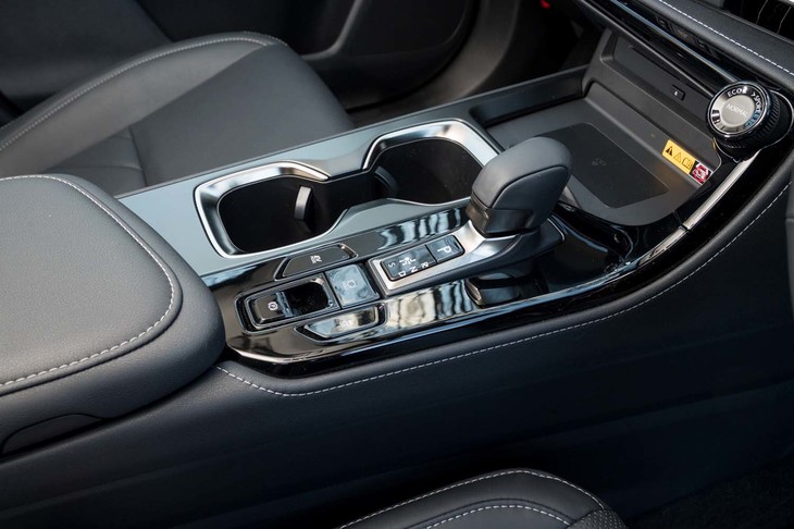 トランスミッションはトヨタのハイブリッド車ではおなじみの電気式CVT。背丈を抑えたシフトセレクターは前傾しているのがポイントで、手のひらで包むような操作感が心地いい。