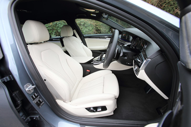 「Mスポーツ」に装備される専用スポーツシート。表皮はグレードに応じて、ダコタレザー（写真）、もしくはクロスとアルカンターラのコンビタイプとなる。