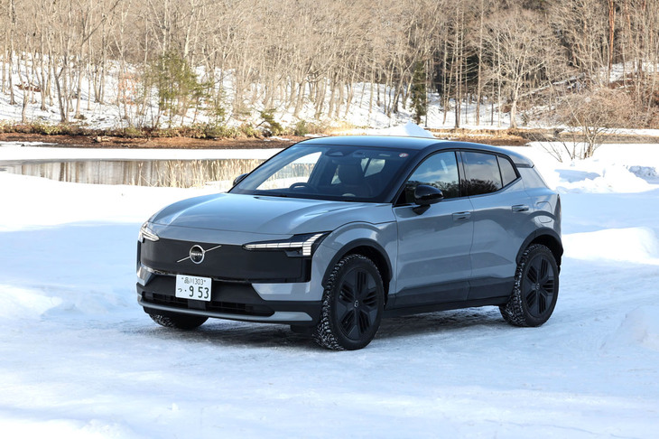 ボルボ史上最もコンパクトなSUVとうたわれる電気自動車（BEV）「EX30」のバリエーションとして2025年8月に上陸した「EX30クロスカントリー」。「ボルボがこれまで培ってきたクロスカントリーの伝統を引き継ぎ、キャンプやスキーなどのアウトドアアクティビティーにも最適なBEV」と説明される。