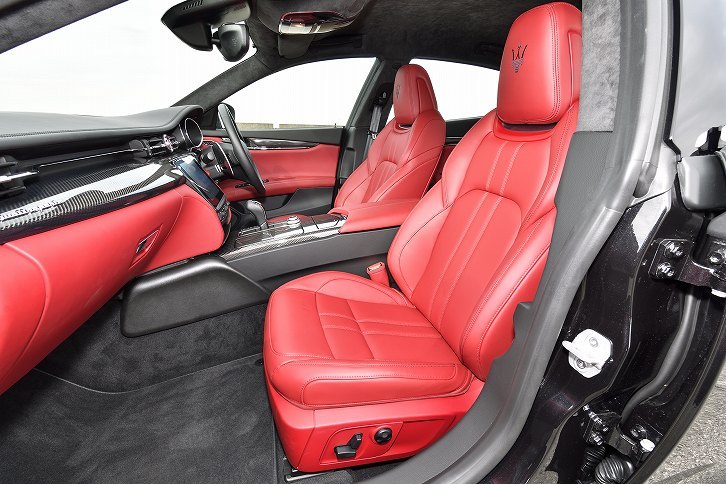 「グランスポーツ」では深い形状を持つスポーツシートが標準で装着される。