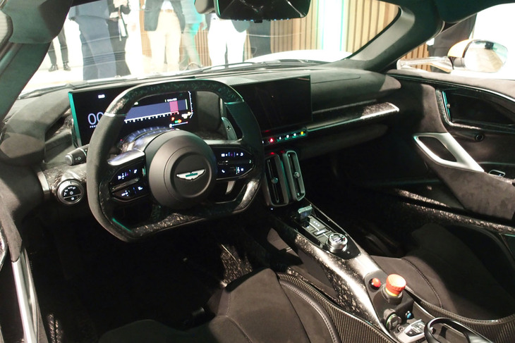 アストンマーティン・ヴァルハラ（インストゥルメントパネル）