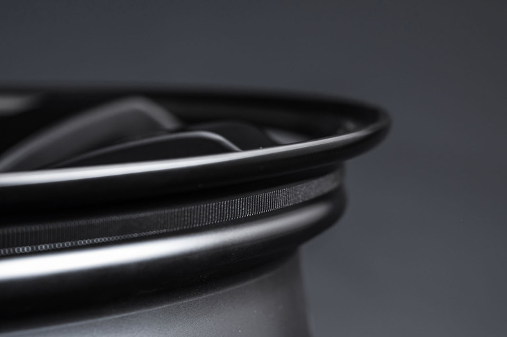 リムを回り込んだホイール内側には、タイヤ・ホイール間での空転を抑えるためのローレット加工が施されている。