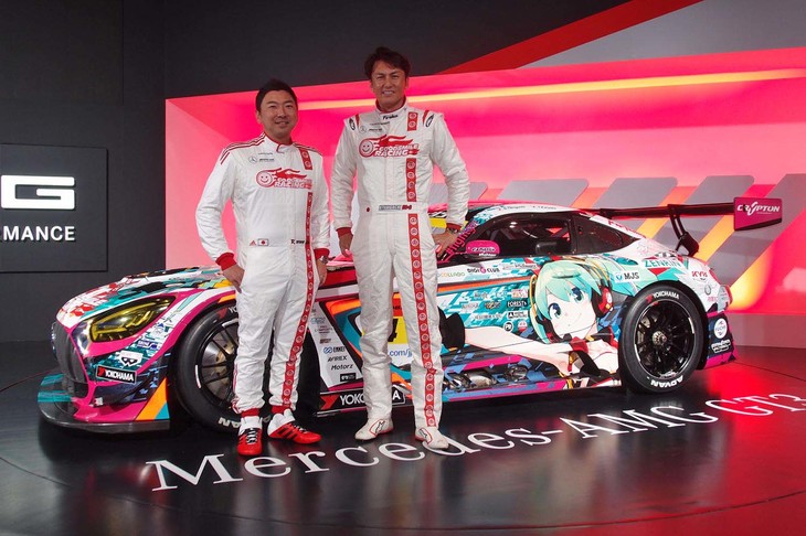 SUPER GTのGT300クラスに参戦する「メルセデスAMG GT3」と、片岡龍也選手（写真左）、谷口信輝選手（同右）。