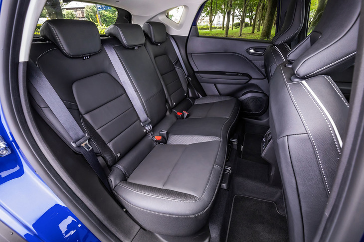 前席と同じくレザー仕立てとなる後席にはスライド機構が備わり、前後に160mm動かせる。最後部までスライドさせると、前席との間に221mmのニースペースが生まれる。