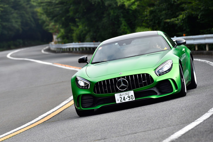 「AMG GT R」には、約100km/h以下の車速では逆位相、それより高い速度域では同位相に後輪を操舵するリアアクスルステア機構が、AMGのモデルとして初めて採用されている。