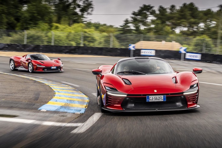 映画『フォードvsフェラーリ』の舞台でもある1960年代の、スポーツプロトタイプレーサーからインスパイアされた「デイトナSP3」にはルマンが似合います。（photo：Ferrari）