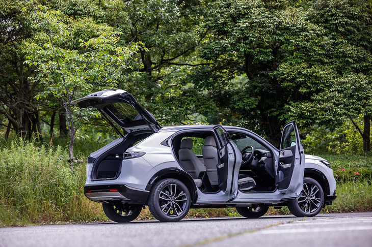 「ヴェゼルe：HEV PLaY」のボディーサイズは全長×全幅×全高＝4330×1790×1590mmで、従来型と比べると35mm長く、20mm幅広い。ホイールベースは従来型と同じ2610mm。