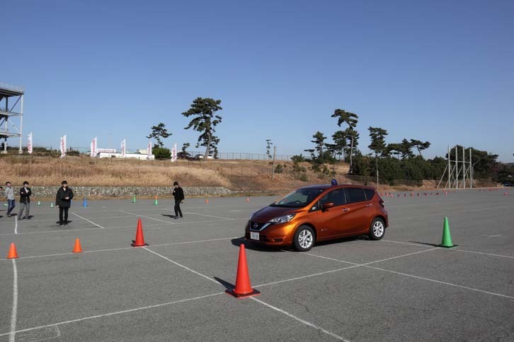 最難関となるゴール付近。緑のパイロンと赤いパイロンの間で車両を停止させなければならず、通過してしまうと、50cmにつき2秒のペナルティータイムが科されてしまう。