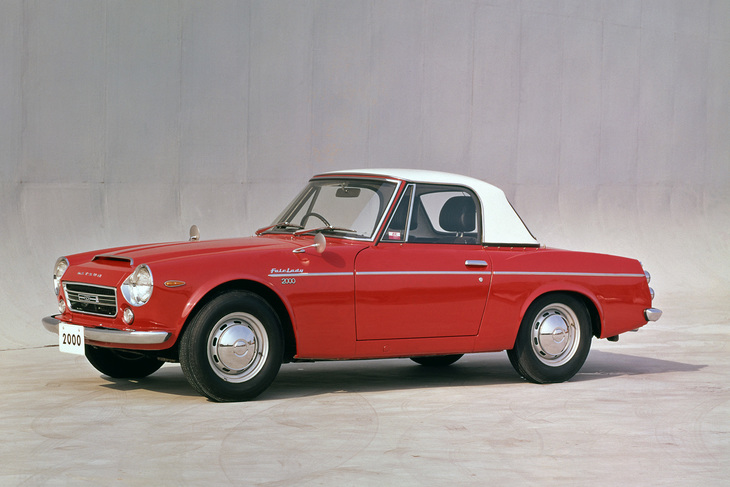 発売から8カ月後にマイナーチェンジされた後期型SR311。北米の安全基準の変更に合わせて（横転時の安全性確保のため）ウインドシールドが高くなった。そのため俗称は“ハイウィンドウ”。これはオプションのハードトップ付きである。