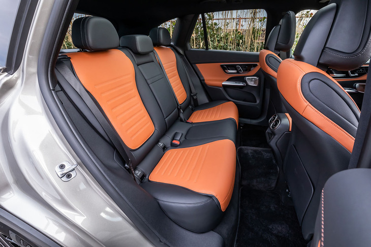 後席の背もたれは40：20：40の分割可倒式。荷室のスイッチを用いて背もたれをワンタッチで倒すこともができる。オプションの「AMGラインパッケージ」を選択すると、前席だけでなく後席にもシートヒーターが装備される。