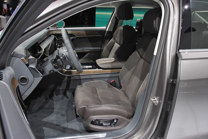 アウディA8 L（フロントシート）