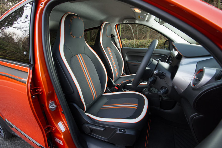 シートは合皮とファブリックのコンビタイプ。ホワイトとオレンジのアクセントを取り入れることで、インテリアとの一体感を演出している。