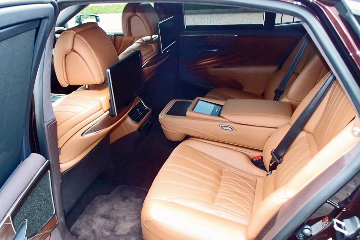 LS500h“エグゼクティブ”（リアシート）