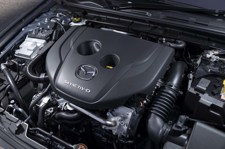 「マツダ3」に搭載されている1.8リッターディーゼルエンジン。そのメカニカルノイズはよく抑えられており、「アドバンdB V552」によるロードノイズの小ささも一段と意識される。