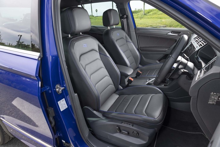 グレーのナッパレザーシートを標準装備。背もたれの部分には「R」のステッチがあしらわれる。