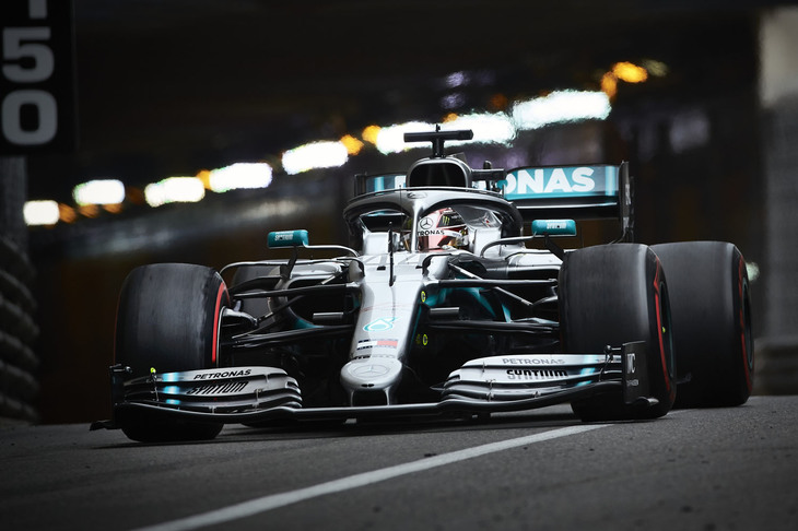F1第6戦モナコGPを制したメルセデスのルイス・ハミルトン（写真）。5月20日に急逝したメルセデスの非常勤会長、ニキ・ラウダと特に親交が深かった彼は、動揺を隠せなかったか、水曜日に予定されていたFIA公式記者会見をキャンセル。しかし、翌木曜日には2回のフリー走行でトップ、土曜日の予選でも渾身（こんしん）のラップで今季2度目のポールポジションを獲得。そして日曜日のレースでは、レッドブルのマックス・フェルスタッペンからのプレッシャーをはねのけて優勝と、コース上で亡き恩師の思いに応えた。ドライバーズランキングでは首位を堅持、2位バルテリ・ボッタスとのポイント差も7点から17点に拡大した。
	いつも赤いキャップをかぶっていたラウダへの哀悼の意を込め、メルセデスはマシンのヘイローを赤くし、またハミルトンはラウダ仕様のヘルメットをかぶって戦った。（Photo=Mercedes）