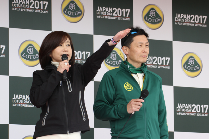 ステージではトークライブをはじめさまざまなプログラムが行われた。進行役を務めたモータージャーナリストの飯田裕子氏（写真左）と、ゲストドライバーとしても参戦したモータージャーナリスト／レーシングドライバーの桂 伸一氏が登壇して、「ロータス・カルトクイズ」を実施中のひとコマ。