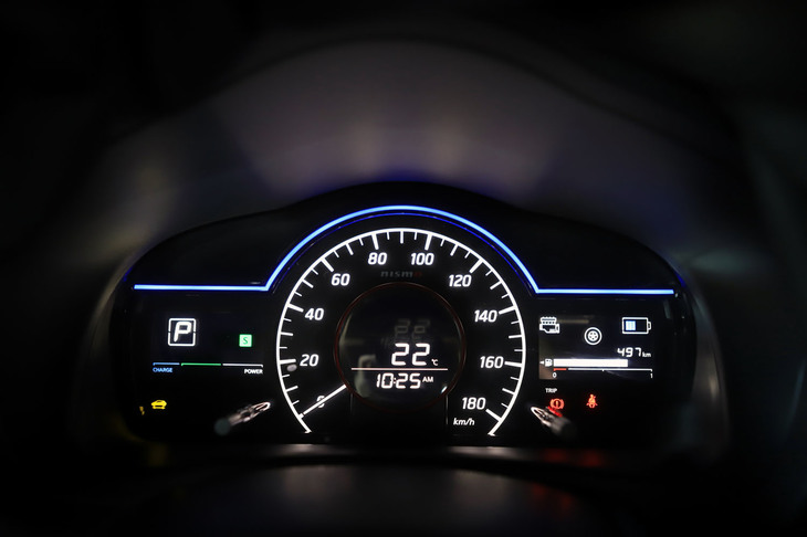 
	インテリアデザインは、標準モデルと大きくは変わらない。スピードメーターとエアコンスイッチの上に「nismo」のロゴがあしらわれている。
	