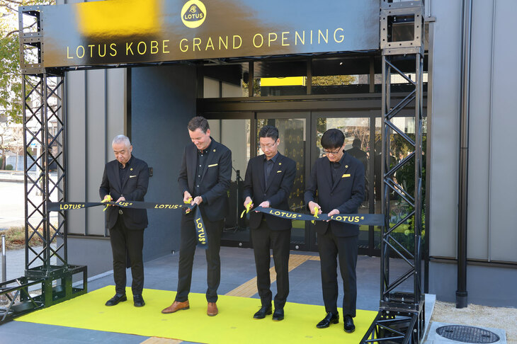 「ロータス神戸」のオープンを祝うテープカットの様子。