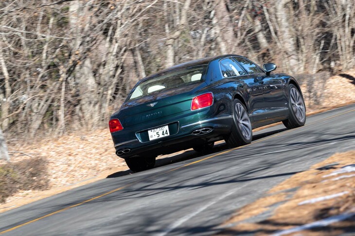 「ハイブリッド」では四輪操舵とアクティブスタビライザー機能が省かれる。最小回転直径は11.46m（V8モデルは11.05m）。