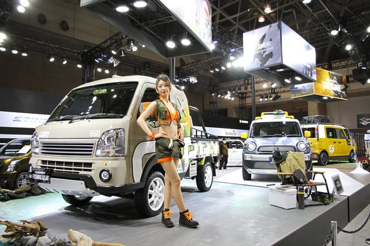 「キャリイ フィッシングギア」（手前）をはじめ、アウトドア指向のカスタマイズモデルを展示したスズキブース。