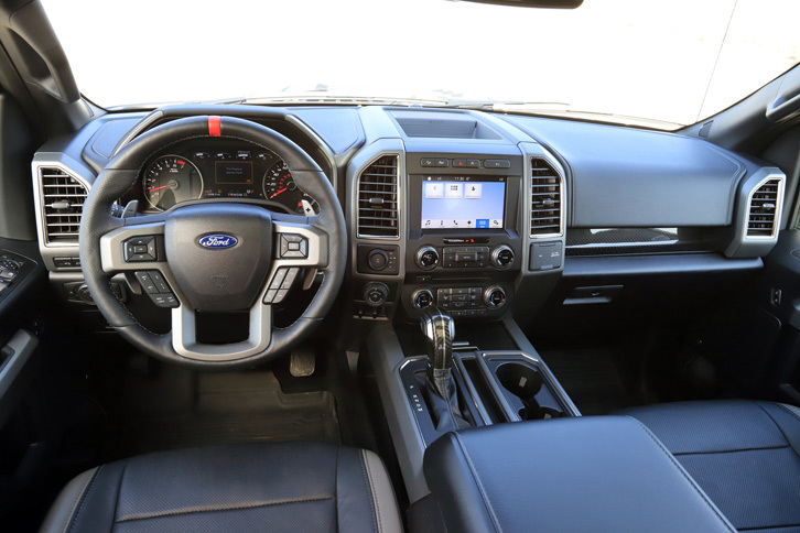 インテリアでは、各所に施された「RAPTOR」のロゴや、赤いセンターマークが入ったステアリングホイールなどが目を引く。