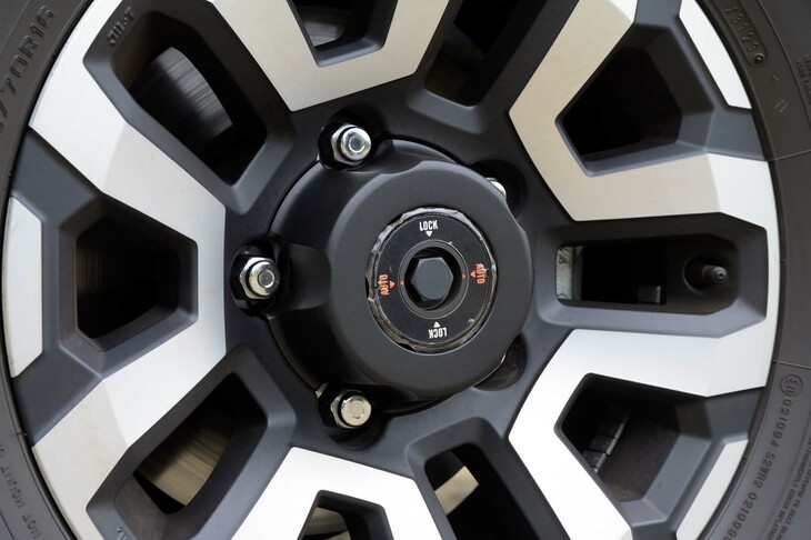 フロントにはデュアルモードオートマチックロッキングハブを装備。「AUTO」の状態では、4WD選択時に自動で駆動軸とホイールハブを締結し、2WDに戻すと解除してくれる。「ROCK」にすると走行中も「2H」と「4H」の切り替えが可能となるが、駆動軸とハブが常時締結状態となるので、2WD走行時の燃費が悪化する。タイヤ交換時に用いる、六角レンチで操作する。