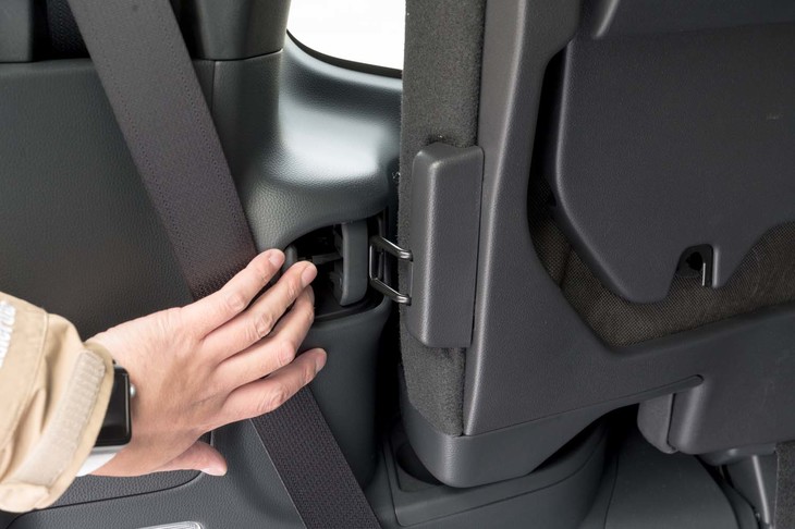ロック機構の採用により、はね上げた3列目シートは押し込むだけで固定できるようになった（従来はベルト固定式）。レバーを解除しても手で押すまでは落下しないので安心感がある。