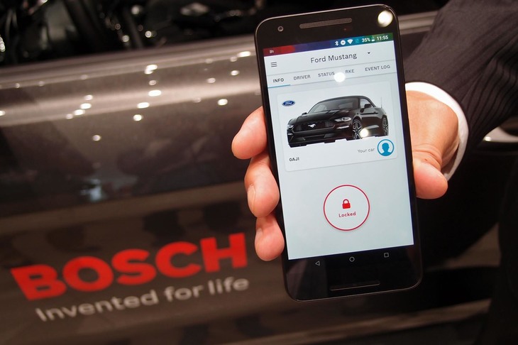 「パーフェクトリー キーレス」使用時の、スマートフォンのイメージ。画面内に見られる「フォード・マスタング」はあくまでサンプルで、マスタングの市販車両に同システムが採用されているわけではない。念のため。