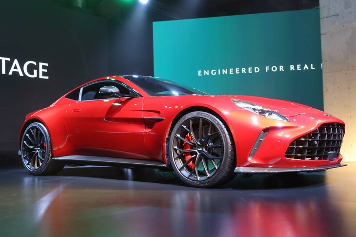 こちらは先日大幅改良を受けた「アストンマーティン・ヴァンテージ」。「DB11」より、さらにフェンダーの肉がそぎ落とされている。