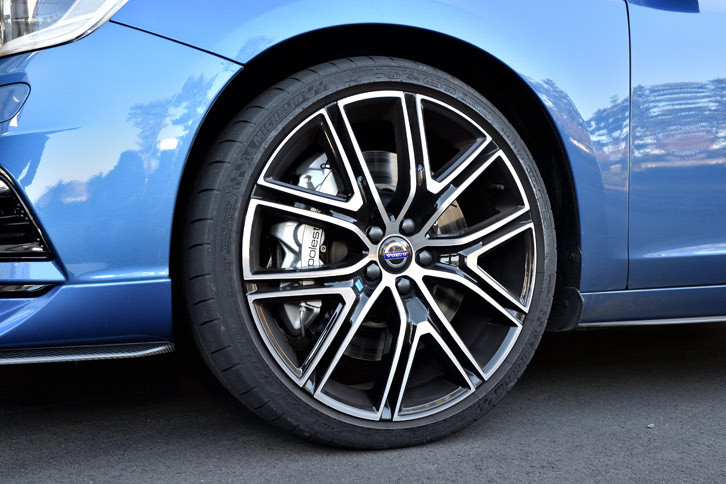 2018年モデルでは、20インチアルミホイールがダイヤモンドカット／グロッシーブラック仕上げに。専用タイヤ「ミシュラン・パイロットスーパースポーツ」にはノイズ低減機能が新採用された。